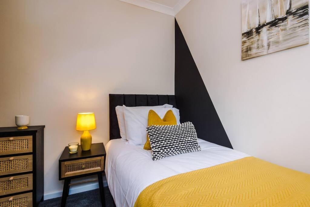 Cheerful 3 Bedroom Home With Parking Near Chester Saughall Luaran gambar