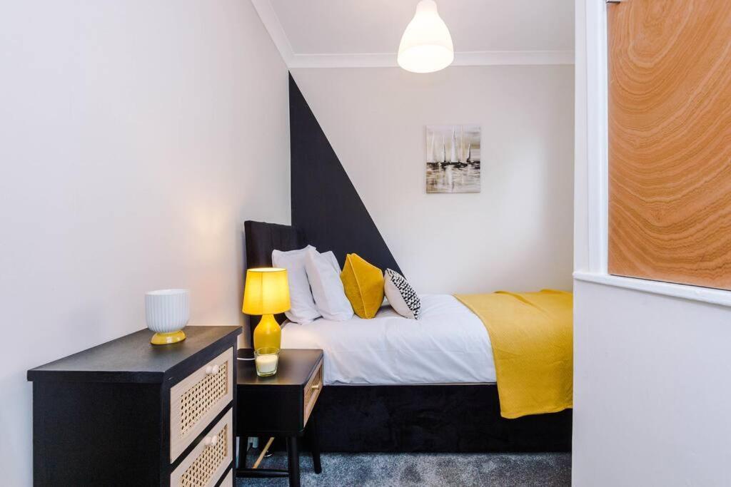 Cheerful 3 Bedroom Home With Parking Near Chester Saughall Luaran gambar