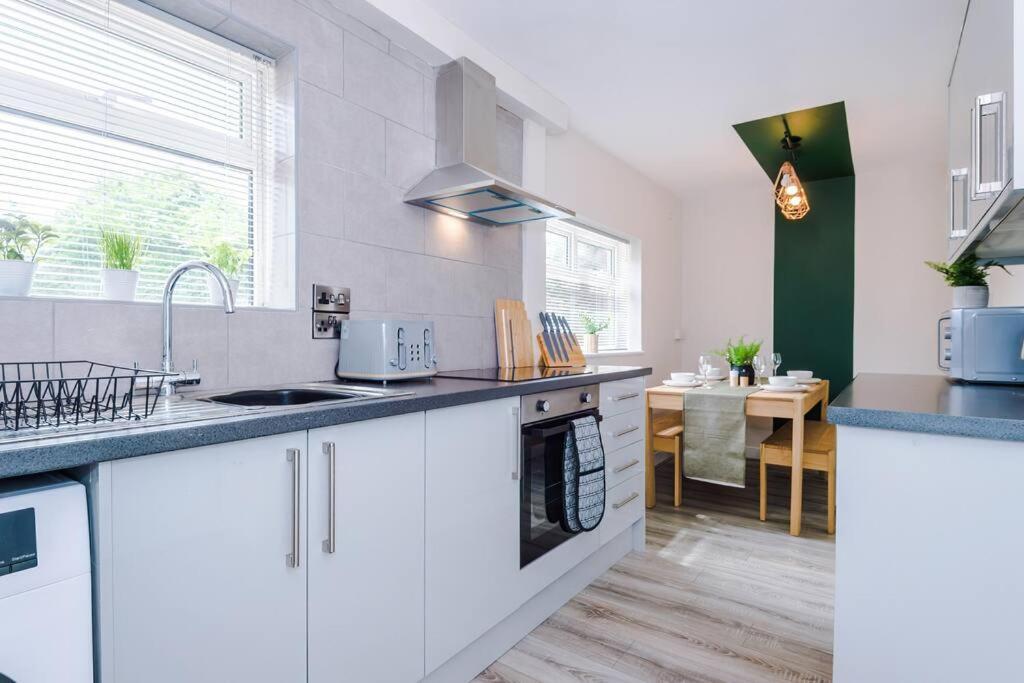 Cheerful 3 Bedroom Home With Parking Near Chester Saughall Luaran gambar