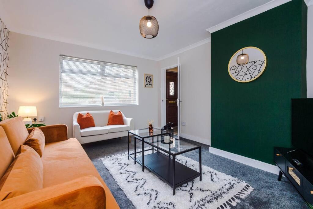 Cheerful 3 Bedroom Home With Parking Near Chester Saughall Luaran gambar