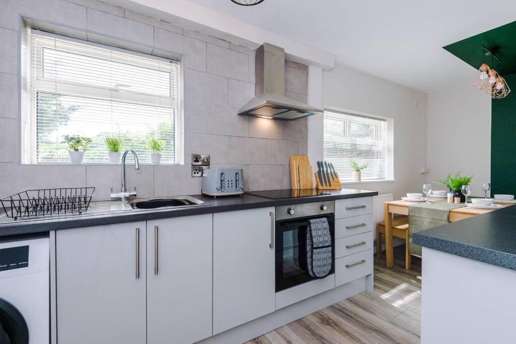 Cheerful 3 Bedroom Home With Parking Near Chester Saughall Luaran gambar