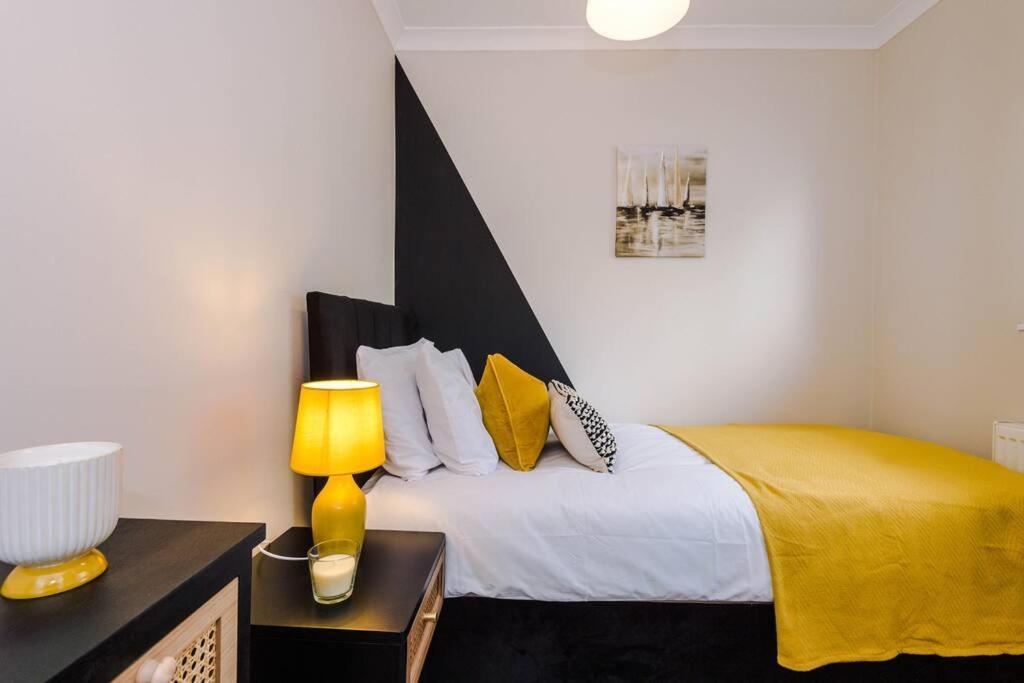 Cheerful 3 Bedroom Home With Parking Near Chester Saughall Luaran gambar