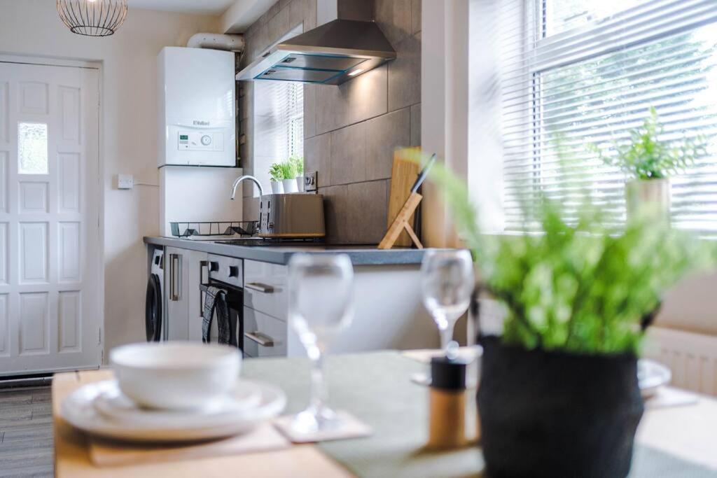 Cheerful 3 Bedroom Home With Parking Near Chester Saughall Luaran gambar