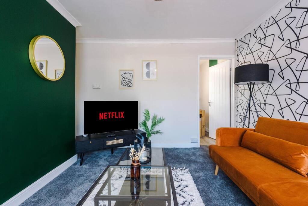 Cheerful 3 Bedroom Home With Parking Near Chester Saughall Luaran gambar