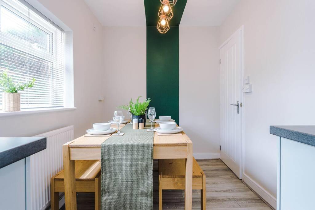 Cheerful 3 Bedroom Home With Parking Near Chester Saughall Luaran gambar