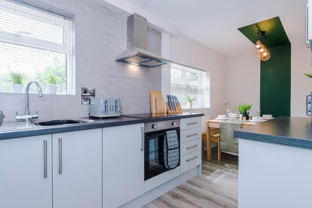 Cheerful 3 Bedroom Home With Parking Near Chester Saughall Luaran gambar