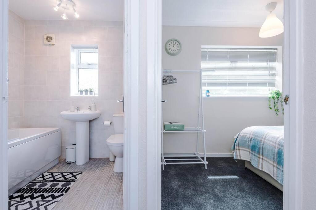 Cheerful 3 Bedroom Home With Parking Near Chester Saughall Luaran gambar
