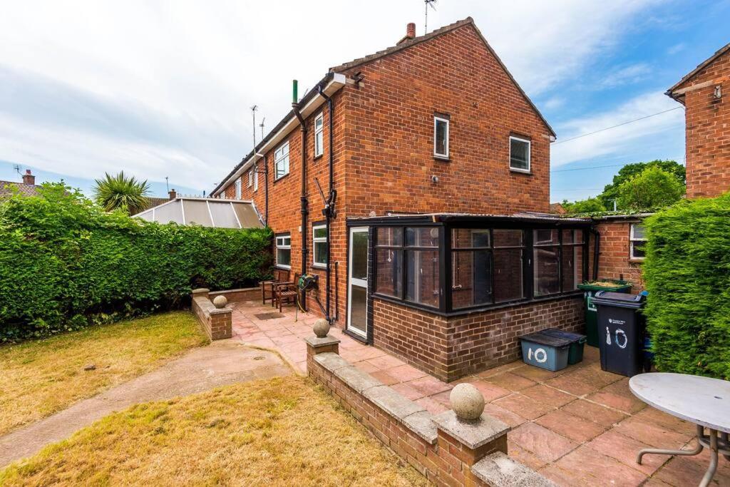 Cheerful 3 Bedroom Home With Parking Near Chester Saughall Luaran gambar