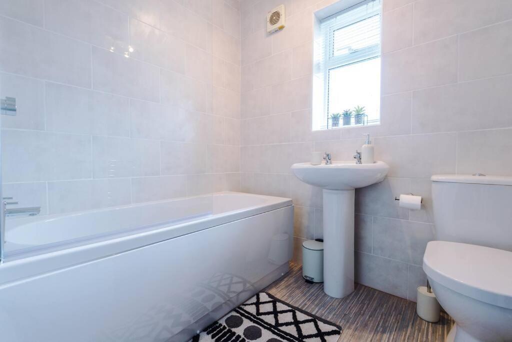 Cheerful 3 Bedroom Home With Parking Near Chester Saughall Luaran gambar