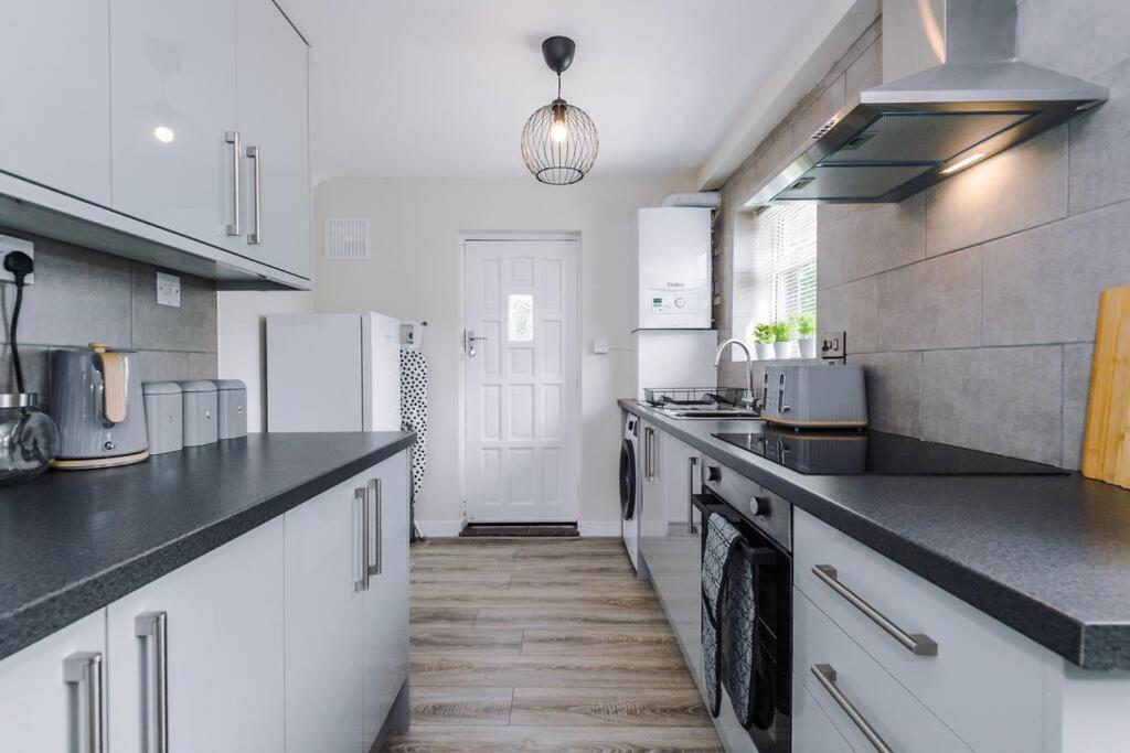 Cheerful 3 Bedroom Home With Parking Near Chester Saughall Luaran gambar