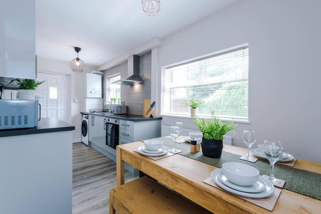 Cheerful 3 Bedroom Home With Parking Near Chester Saughall Luaran gambar