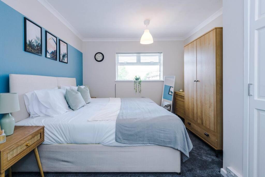Cheerful 3 Bedroom Home With Parking Near Chester Saughall Luaran gambar