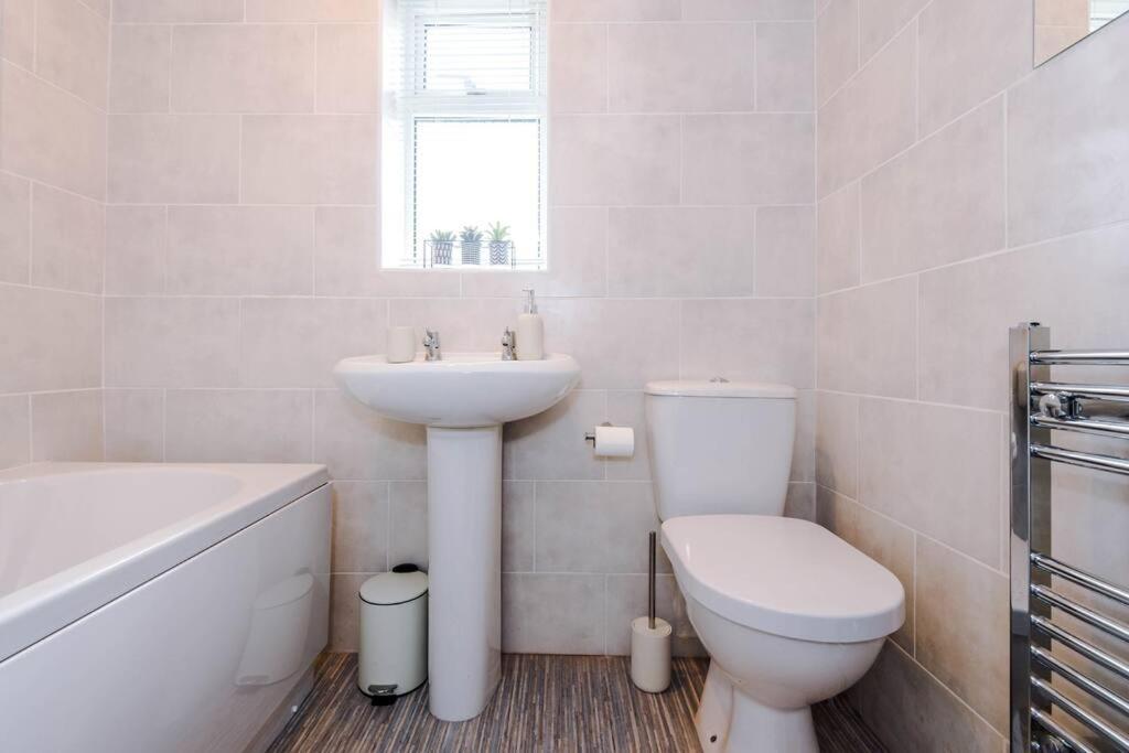 Cheerful 3 Bedroom Home With Parking Near Chester Saughall Luaran gambar