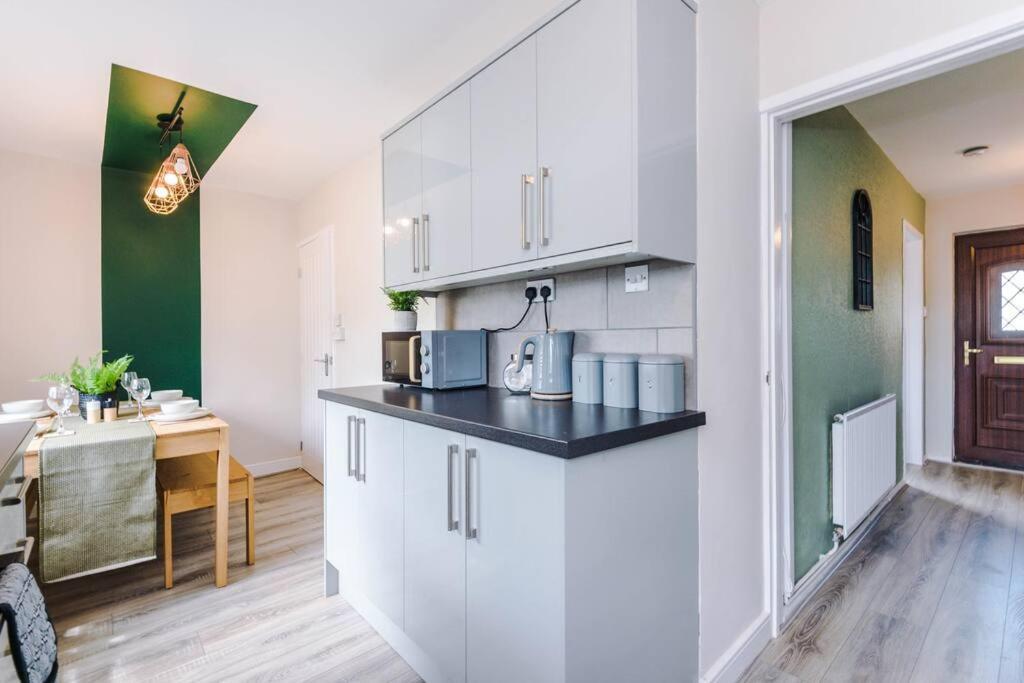 Cheerful 3 Bedroom Home With Parking Near Chester Saughall Luaran gambar
