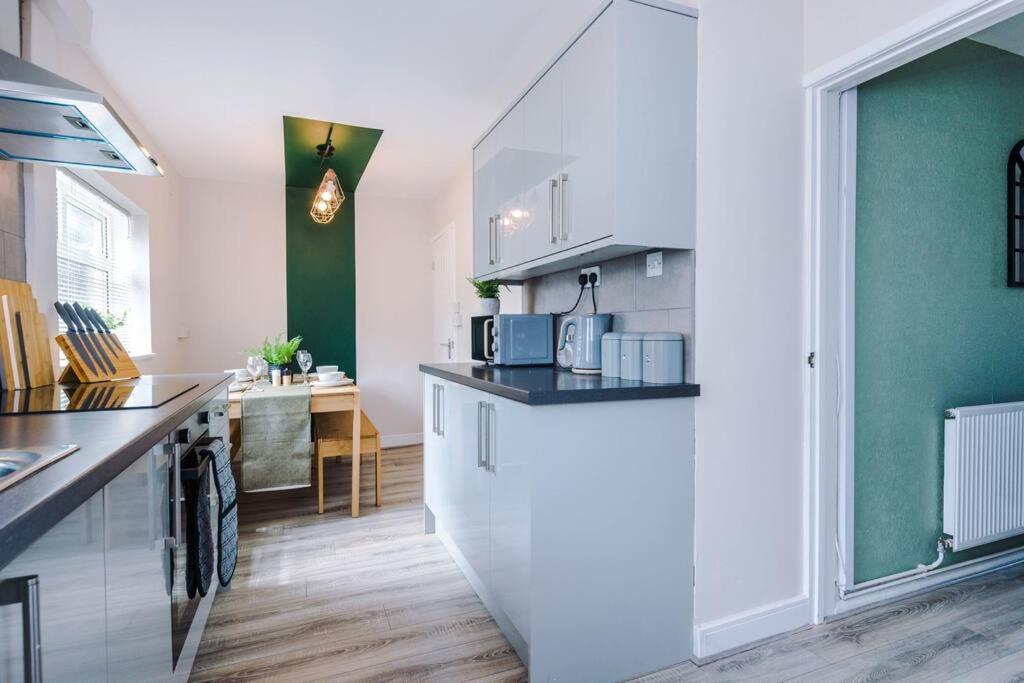 Cheerful 3 Bedroom Home With Parking Near Chester Saughall Luaran gambar